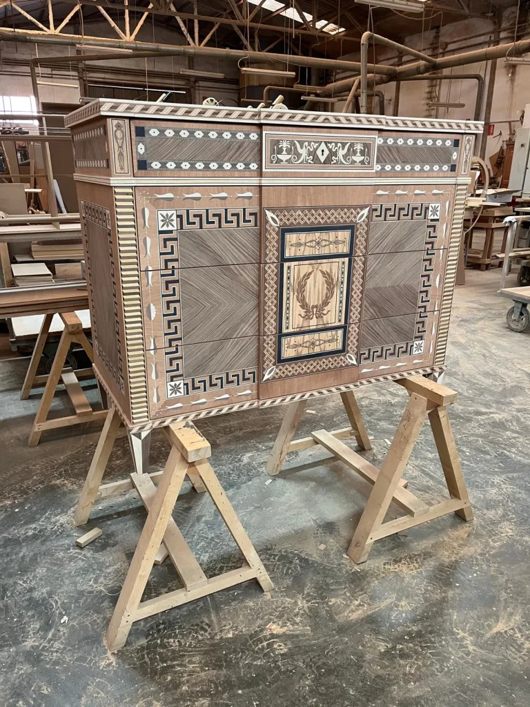 Restauración de aparador clásico de madera tallada en el taller.